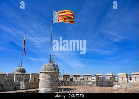 Flagge der Gemeinschaft Valencia auf den Quart Towers in Valencia, Spanien Stockfoto