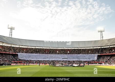 ROTTERDAM - Feyenoord-Fans ehren verstorbene Anhänger mit einem Banner voller Namen während des Freundschaftsspiels zwischen Feyenoord und AS Monaco im Feyenoord Stadium de Kuip am 31. Juli 2024 in Rotterdam, Niederlande. ANP | Hollandse Hoogte | BART STOUTJESDIJK Stockfoto