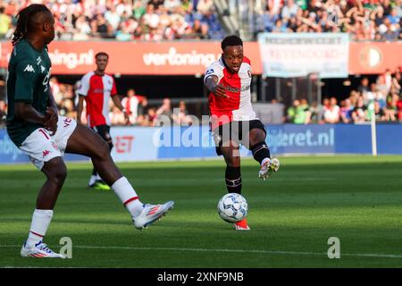 Rotterdam, Niederlande. 31. Juli 2024. ROTTERDAM, NIEDERLANDE - JULI 31: Antoni Milambo aus Feyenoord schießt den Ball während des Vorsaison-Freundschaftsspiels zwischen Feyenoord und AS Monaco am 31. Juli 2024 im Stadion Feijenoord in Rotterdam. (Foto von Hans van der Valk/Orange Pictures) Credit: Orange Pics BV/Alamy Live News Stockfoto