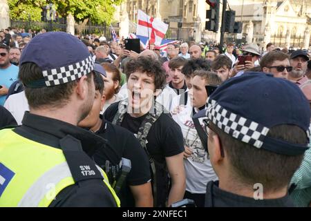 Leute, die an dem Protest "genug ist genug" auf dem Parliament Square in London teilnehmen, nachdem drei Kinder am Montag in einem Taylor Swift-Freizeitclub erstochen wurden. Bilddatum: Mittwoch, 31. Juli 2024. Stockfoto