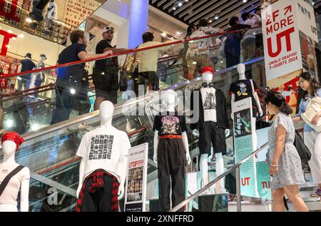 Uniqlo ist ein japanisches Fast-Fashion-Geschäft an der 666 Fifth Avenue in New York City, USA Stockfoto