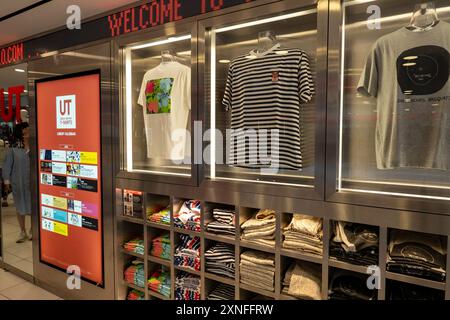 Uniqlo ist ein japanisches Fast-Fashion-Geschäft an der 666 Fifth Avenue in New York City, USA Stockfoto