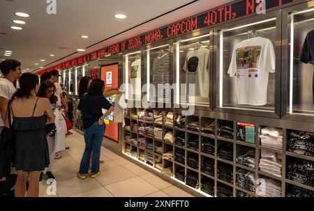 Uniqlo ist ein japanisches Fast-Fashion-Geschäft an der 666 Fifth Avenue in New York City, USA Stockfoto