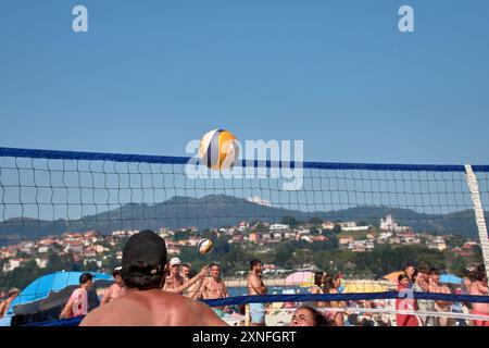 Sabaris, Baiona, Pontevedra, Spanien; 08.27.2024;während des 3x3 Ladeira Beach Volleyballturniers in Baiona treten die Spieler in eine intensive Netzschlacht mit ein Stockfoto