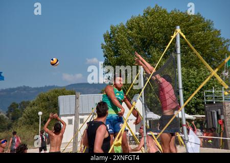 Sabaris, Baiona, Pontevedra, Spanien; 08.27.2024;während des 3x3 Ladeira Beach Volleyballturniers in Baiona treten die Spieler in eine intensive Netzschlacht mit ein Stockfoto