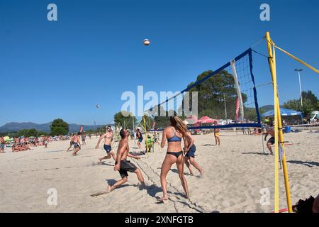 Sabaris, Baiona, Pontevedra, Spanien; 08.27.2024;während des 3x3 Ladeira Beach Volleyballturniers in Baiona treten die Spieler in eine intensive Netzschlacht mit ein Stockfoto