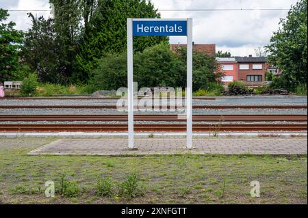 Herentals, Provinz Antwerpen, Belgien - 10. Juli 2024 - Bahnhof und Bahnsteig Herentals Stockfoto