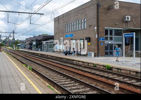 Herentals, Provinz Antwerpen, Belgien - 10. Juli 2024 - Bahnhof und Bahnsteig Herentals Stockfoto