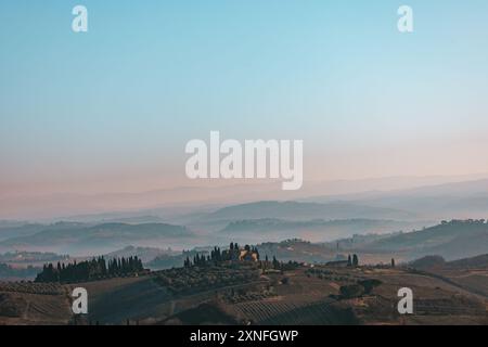 Früher Smoggy Morgen in San Gimignano, Italien. Wunderschöne Weinberge Landschaft bei Sonnenaufgang. Fantastische Toskana, Europa. Reisekonzept. Stockfoto