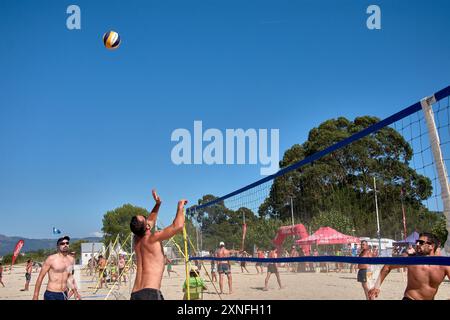 Sabaris, Baiona, Pontevedra, Spanien; 08.27.2024;während des 3x3 Ladeira Beach Volleyballturniers in Baiona treten die Spieler in eine intensive Netzschlacht mit ein Stockfoto