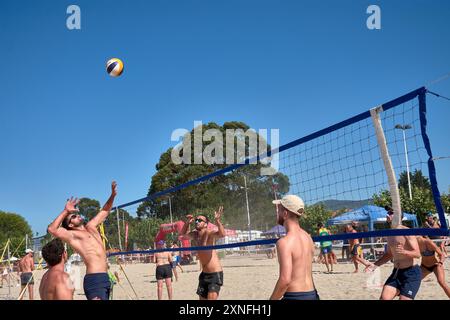 Sabaris, Baiona, Pontevedra, Spanien; 08.27.2024;während des 3x3 Ladeira Beach Volleyballturniers in Baiona treten die Spieler in eine intensive Netzschlacht mit ein Stockfoto