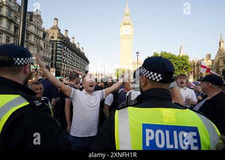Leute, die an dem Protest "genug ist genug" auf dem Parliament Square in London teilnehmen, nachdem drei Kinder am Montag in einem Taylor Swift-Freizeitclub erstochen wurden. Bilddatum: Mittwoch, 31. Juli 2024. Stockfoto