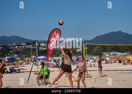 Sabaris, Baiona, Pontevedra, Spanien; 08.27.2024;während des 3x3 Ladeira Beach Volleyballturniers in Baiona treten die Spieler in eine intensive Netzschlacht mit ein Stockfoto