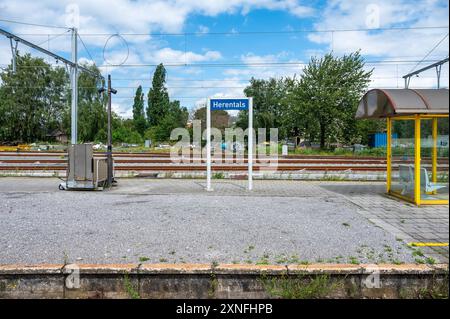 Herentals, Provinz Antwerpen, Belgien - 10. Juli 2024 - Bahnhof und Bahnsteig Herentals Stockfoto