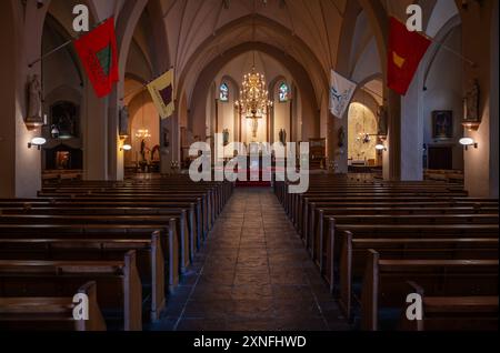 Valkenswaard, Nord-Brabant, Niederlande, 10. Juli 2024 - Innenarchitektur der Heiligen Chross-Kirche Stockfoto