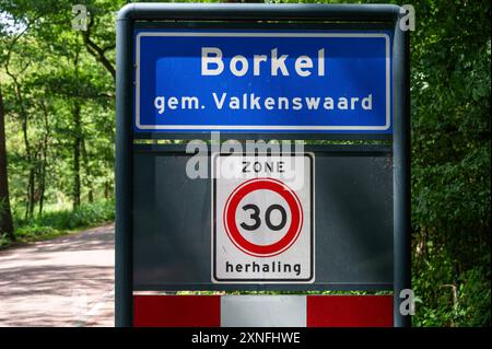 Valkenswaard, Nord-Brabant, Niederlande, 10. Juli 2024 - Blaues Zeichen der Gemeinde Borkel Valkenswaard Stockfoto