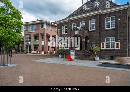 Valkenswaard, Nord-Brabant, Niederlande, 10. Juli 2024 - Fassade des Rathauses und des Gemeindeplatzes Stockfoto