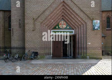 Valkenswaard, Nord-Brabant, Niederlande, 10. Juli 2024 - Fassade der evangelischen Kirche des Heiligen Kreuzes Stockfoto