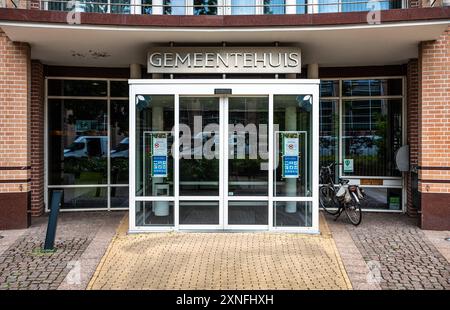 Valkenswaard, Nord-Brabant, Niederlande, 10. Juli 2024 - Eingang des Rathauses der Gemeinde Stockfoto