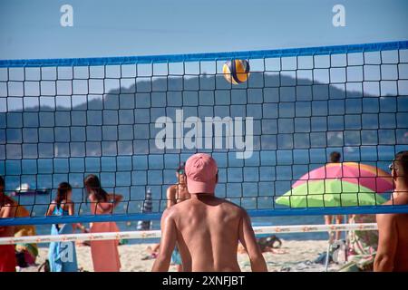 Sabaris, Baiona, Pontevedra, Spanien; 08.27.2024;während des 3x3 Ladeira Beach Volleyballturniers in Baiona treten die Spieler in eine intensive Netzschlacht mit ein Stockfoto