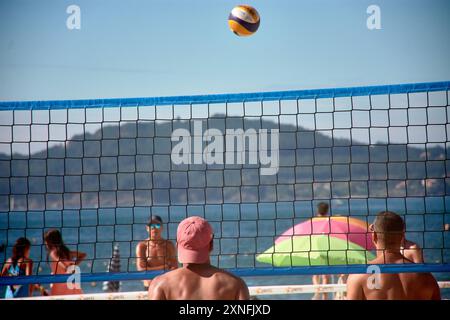 Sabaris, Baiona, Pontevedra, Spanien; 08.27.2024;während des 3x3 Ladeira Beach Volleyballturniers in Baiona treten die Spieler in eine intensive Netzschlacht mit ein Stockfoto