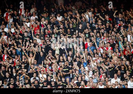 ROTTERDAM - Feyenoord Fans beim Freundschaftsspiel zwischen Feyenoord und AS Monaco im Feyenoord Stadium de Kuip am 31. Juli 2024 in Rotterdam, Niederlande. ANP | Hollandse Hoogte | BART STOUTJESDIJK Stockfoto