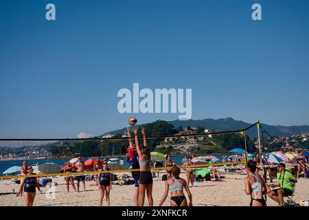 Sabaris, Baiona, Pontevedra, Spanien; 08.27.2024;während des 3x3 Ladeira Beach Volleyballturniers in Baiona treten die Spieler in eine intensive Netzschlacht mit ein Stockfoto