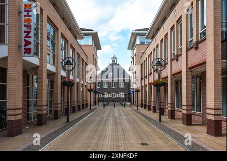 Valkenswaard, Nord-Brabant, Niederlande, 10. Juli 2024 - perspektivischer Blick über die Straße und das Rathaus im Stadtzentrum Stockfoto