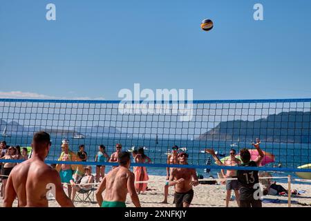 Sabaris, Baiona, Pontevedra, Spanien; 08.27.2024;während des 3x3 Ladeira Beach Volleyballturniers in Baiona treten die Spieler in eine intensive Netzschlacht mit ein Stockfoto