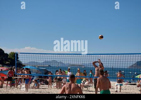 Sabaris, Baiona, Pontevedra, Spanien; 08.27.2024;während des 3x3 Ladeira Beach Volleyballturniers in Baiona treten die Spieler in eine intensive Netzschlacht mit ein Stockfoto