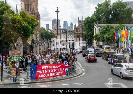 London, Großbritannien - 24. Juli 2024: Brexit-Protestschild steht auf dem „Hey Labour We need to Talk about Brexit“ in der Nähe des Parliament Square, fotografiert durch eine Buswindo Stockfoto