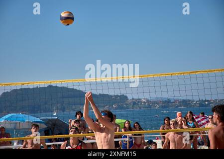 Sabaris, Baiona, Pontevedra, Spanien; 08.27.2024;während des 3x3 Ladeira Beach Volleyballturniers in Baiona treten die Spieler in eine intensive Netzschlacht mit ein Stockfoto