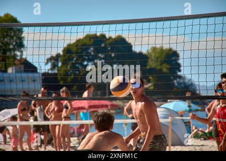 Sabaris, Baiona, Pontevedra, Spanien; 08.27.2024;während des 3x3 Ladeira Beach Volleyballturniers in Baiona treten die Spieler in eine intensive Netzschlacht mit ein Stockfoto