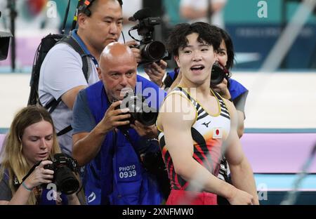 Paris, Frankreich. 31. Juli 2024. Die Goldmedaillengewinnerin Shinnosuke Oka aus Japan feiert bei den Olympischen Sommerspielen in Paris, Frankreich, am Mittwoch, den 31. Juli 2024. Foto: Pat Benic/UPI Credit: UPI/Alamy Live News Stockfoto