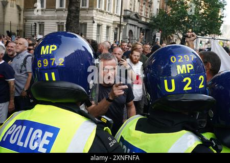 Leute, die an dem Protest "genug ist genug" auf dem Parliament Square in London teilnehmen, nachdem drei Kinder am Montag in einem Taylor Swift-Freizeitclub erstochen wurden. Bilddatum: Mittwoch, 31. Juli 2024. Stockfoto