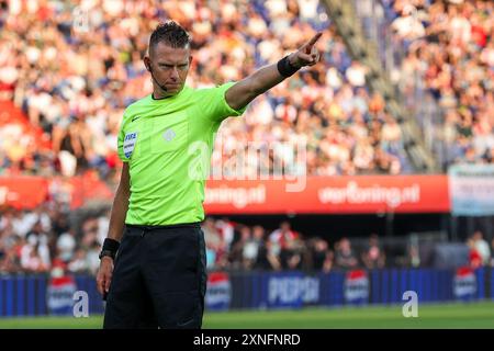 Rotterdam, Niederlande. 31. Juli 2024. ROTTERDAM, NIEDERLANDE - JULI 31: Schiedsrichter Allard Lindhout gibt während des Freundschaftsspiels zwischen Feyenoord und AS Monaco am 31. Juli 2024 im Stadion Feijenoord in Rotterdam, Niederlande. (Foto von Hans van der Valk/Orange Pictures) Credit: Orange Pics BV/Alamy Live News Stockfoto