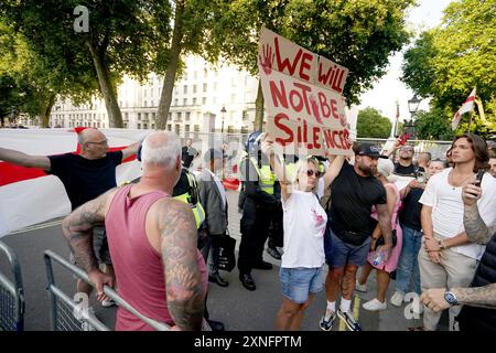 Leute, die an dem Protest "genug ist genug" auf dem Parliament Square in London teilnehmen, nachdem drei Kinder am Montag in einem Taylor Swift-Freizeitclub erstochen wurden. Bilddatum: Mittwoch, 31. Juli 2024. Stockfoto
