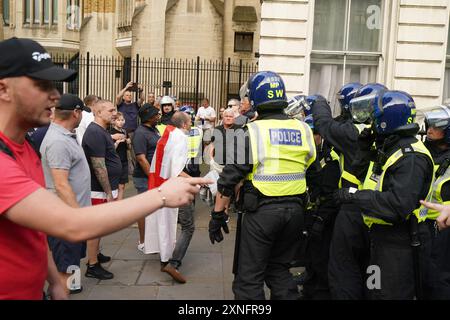 Leute, die an dem Protest "genug ist genug" auf dem Parliament Square in London teilnehmen, nachdem drei Kinder am Montag in einem Taylor Swift-Freizeitclub erstochen wurden. Bilddatum: Mittwoch, 31. Juli 2024. Stockfoto