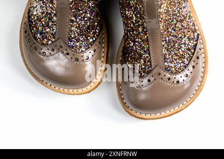 Stiefel für kleine Kinder mit Glitzer auf weiß. Hochwertige Fotos Stockfoto