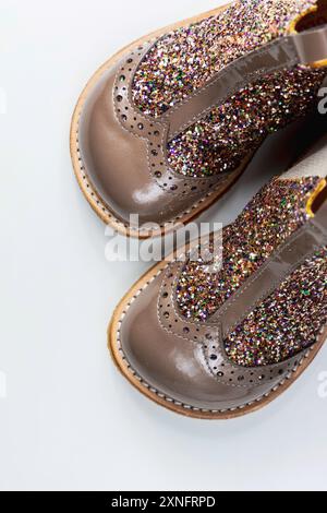 Stiefel für kleine Kinder mit Glitzer auf weiß. Hochwertige Fotos Stockfoto