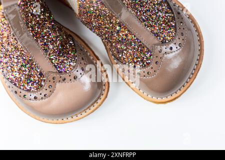 Stiefel für kleine Kinder mit Glitzer auf weiß. Hochwertige Fotos Stockfoto