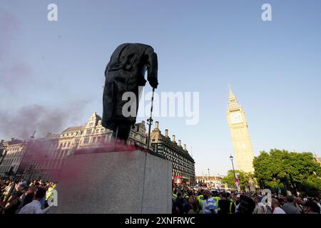 Leute, die an dem Protest "genug ist genug" auf dem Parliament Square in London teilnehmen, nachdem drei Kinder am Montag in einem Taylor Swift-Freizeitclub erstochen wurden. Bilddatum: Mittwoch, 31. Juli 2024. Stockfoto
