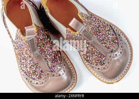 Stiefel für kleine Kinder mit Glitzer auf weiß. Hochwertige Fotos Stockfoto