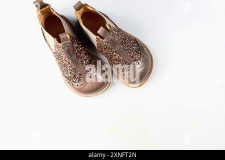 Stiefel für kleine Kinder mit Glitzer auf weiß. Hochwertige Fotos Stockfoto