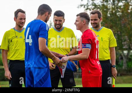 Wimpel-Austausch zwischen Conor Coady (4, Leicester City) und Raimond Hehle (11, FV Weiler) GER, FV Weiler vs Leicester City, Fussball, Vorbereitung, Hinrunde, Saison 2024/25, 31.07.2024, Foto: Eibner-Pressefoto/Florian Wolf Stockfoto