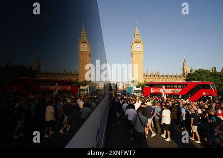 Leute, die an dem Protest "genug ist genug" auf dem Parliament Square in London teilnehmen, nachdem drei Kinder am Montag in einem Taylor Swift-Freizeitclub erstochen wurden. Bilddatum: Mittwoch, 31. Juli 2024. Stockfoto