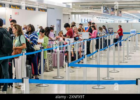 Miami Florida, Miami International Airport, Innenräume im Innenbereich, Terminal Check-in Ticketbereich, Reisende Passagiere lange Warteschlangen, Männer wo Stockfoto