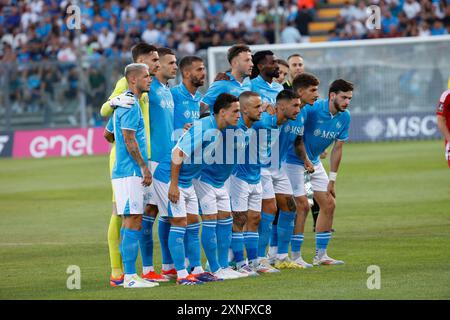 Castel Di Sangro, Abruzzen, Italien. 31. Juli 2024. Die Spieler während des Vorsaisonspiels zwischen SSC Napoli und Stade Brestois 29 im Stadio Teofilo Patini am 31. Juli 2024 in Castel di Sangro, Italien. (Kreditbild: © Ciro de Luca/ZUMA Press Wire) NUR REDAKTIONELLE VERWENDUNG! Nicht für kommerzielle ZWECKE! Stockfoto