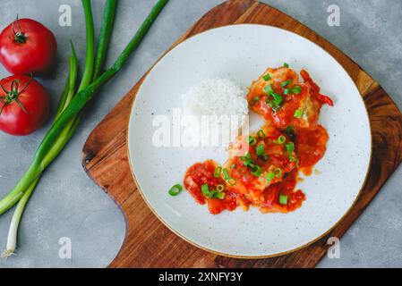 Gebackener Kabeljau in Tomaten- und Pfeffersauce Stockfoto