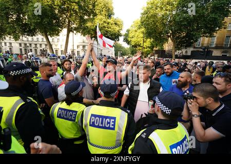 Menschen, die an dem Protest "genug ist genug" in Whitehall, London, teilnehmen, nachdem drei Kinder am Montag in einem Taylor Swift-Freizeitclub in Southport tödlich erstochen wurden. Bilddatum: Mittwoch, 31. Juli 2024. Stockfoto
